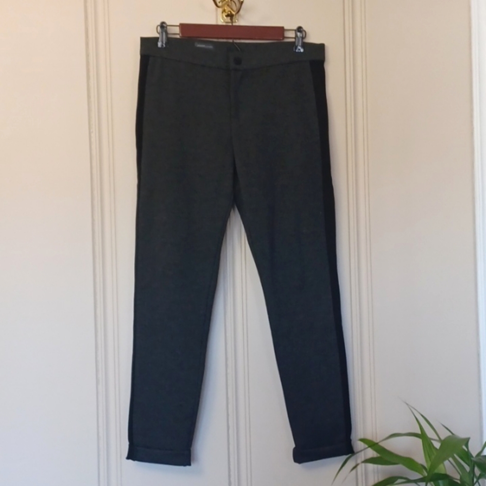 Kut from the Kloth Jennifer Stripe Leg Jeggings. Button Zip Closure Gray/Black
